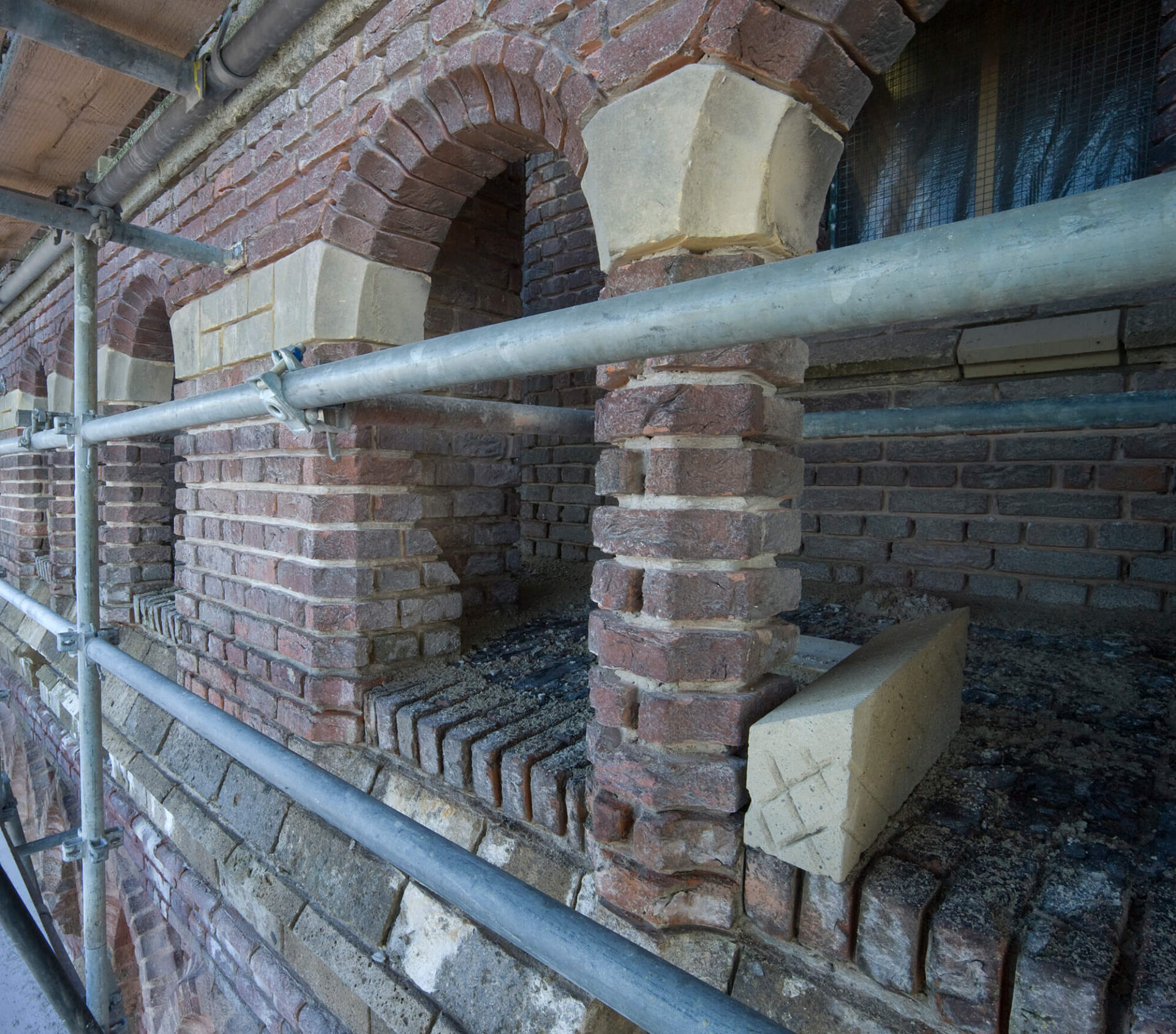 Detailfoto van de plaatsing van de steigers van de Sint Petrusbasiliek