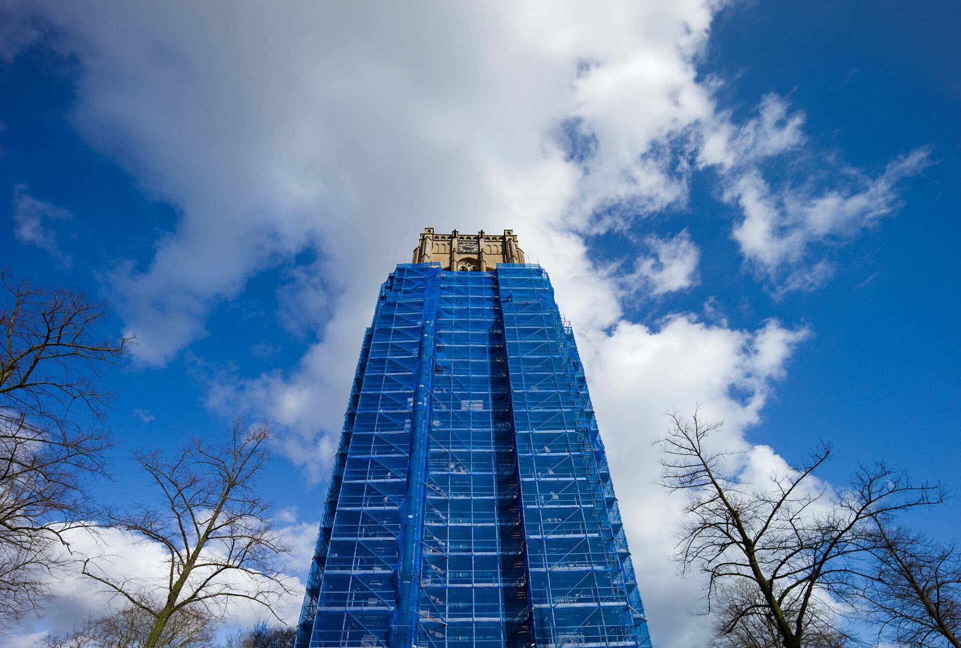 Onderaanzicht van de toren van de Sint-Petrusbasiliek met steigerdoeken
