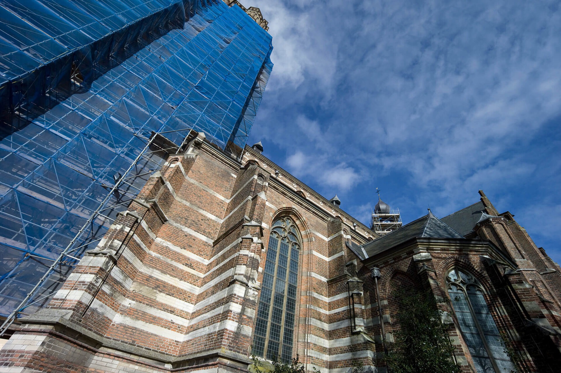 Onderaanzicht van de Sint Petrusbasiliek met de toren in de steigers