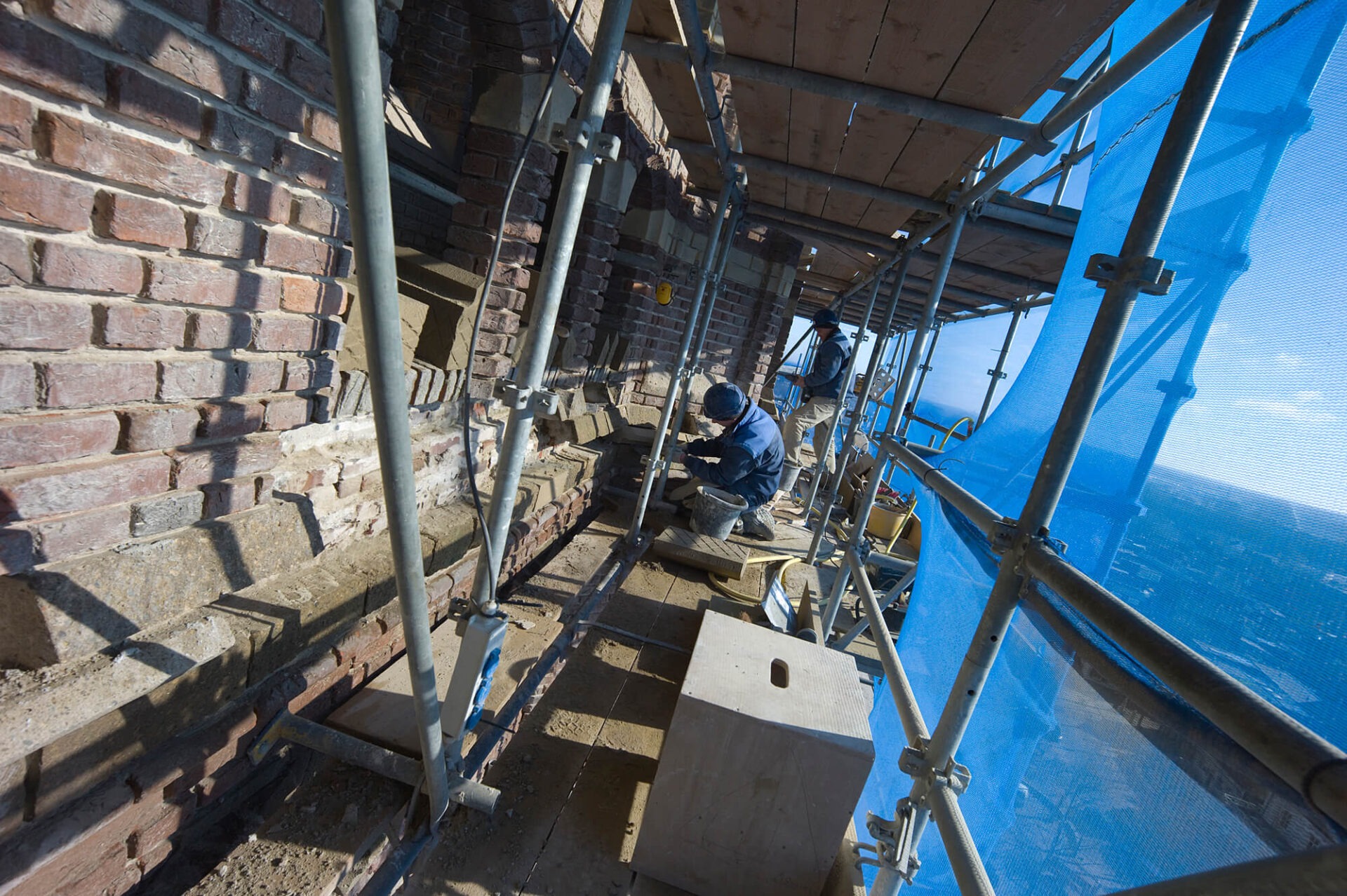 Metselaars op hoogte aan het werk bij de Sint Petrusbasiliek
