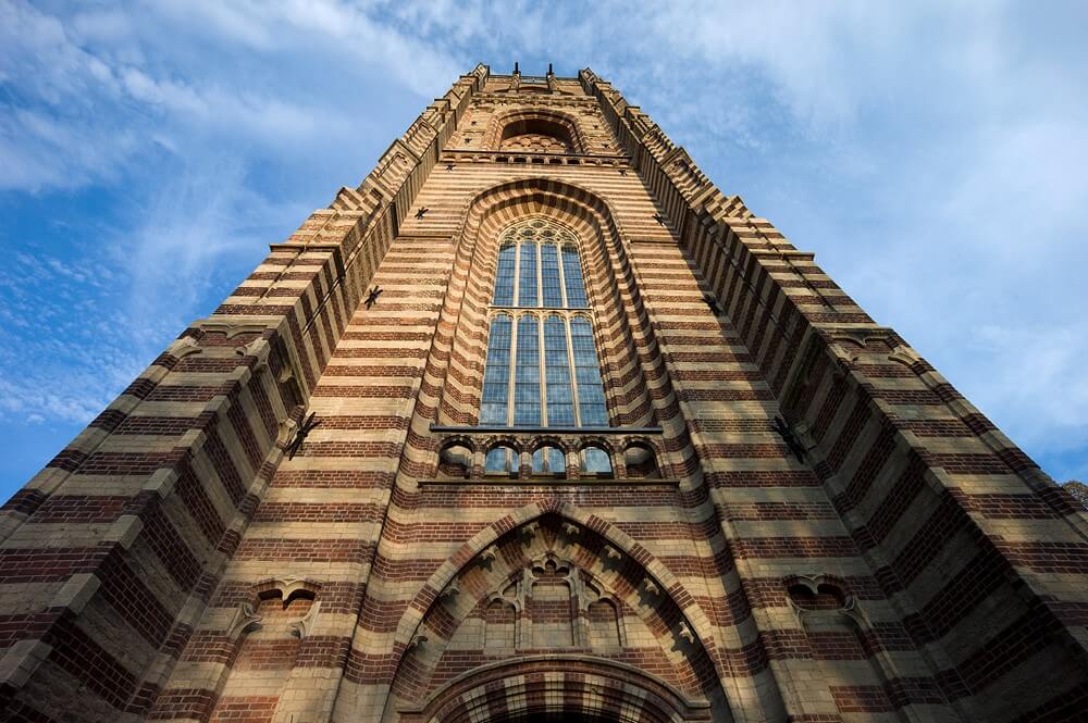 Onderaanzicht van de toren van de Sint Petrusbasiliek
