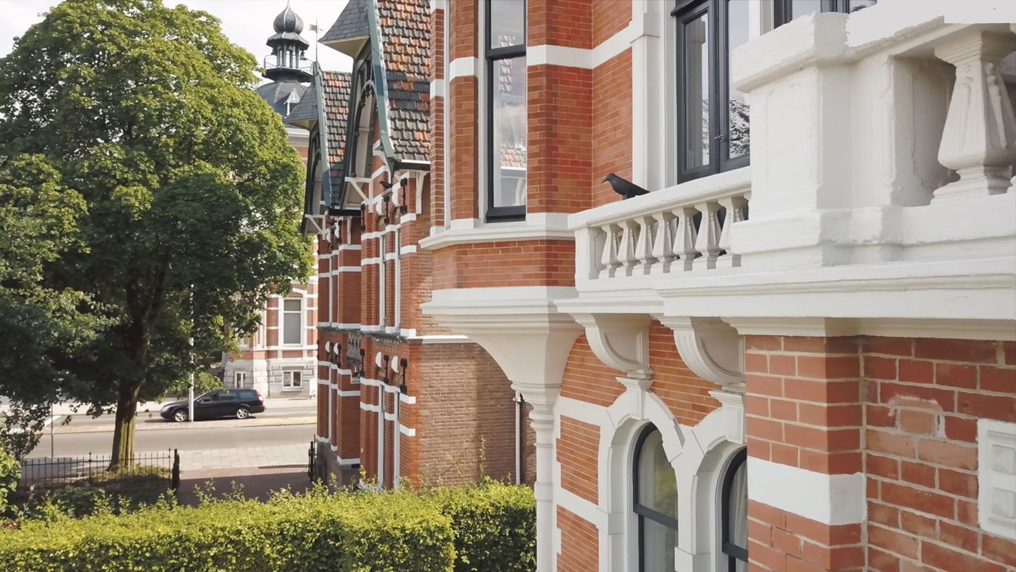 Detailfoto van de gevel van Stadsvilla Molenstraat