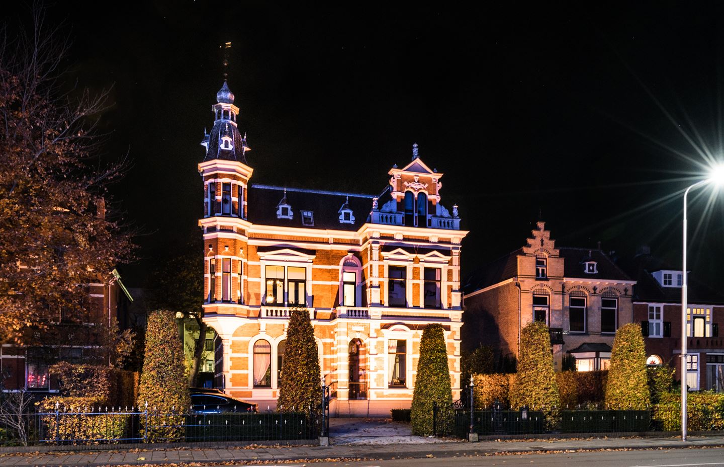 Vooraanzicht van Stadsvilla Molenstraat in de avond