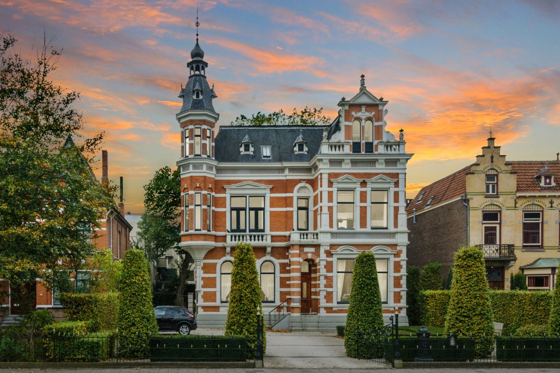 Vooraanzicht van Stadsvilla Molenstraat tijdens zonsondergang