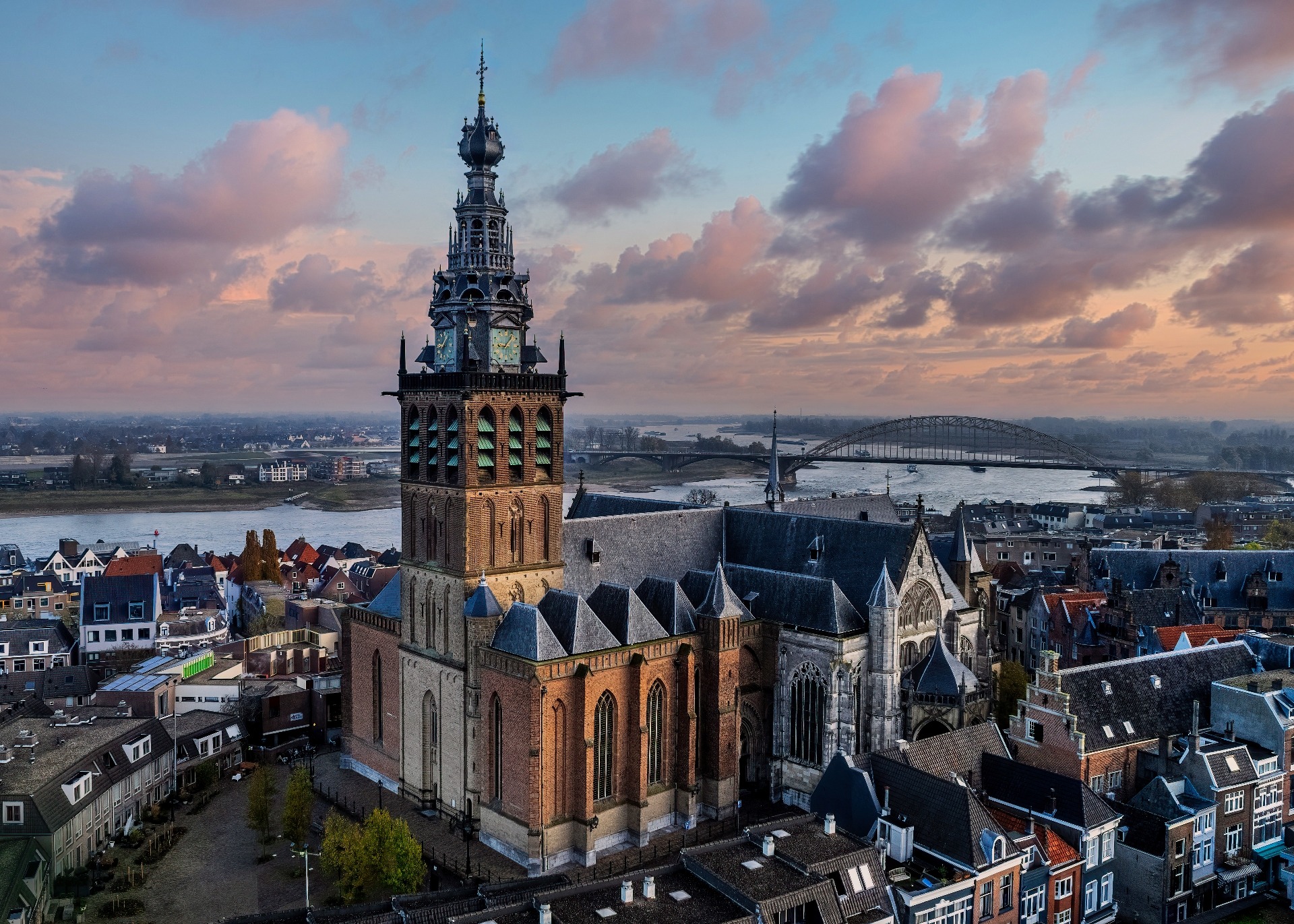 Bovenaanzicht van de Stevenskerk met zonsondergang