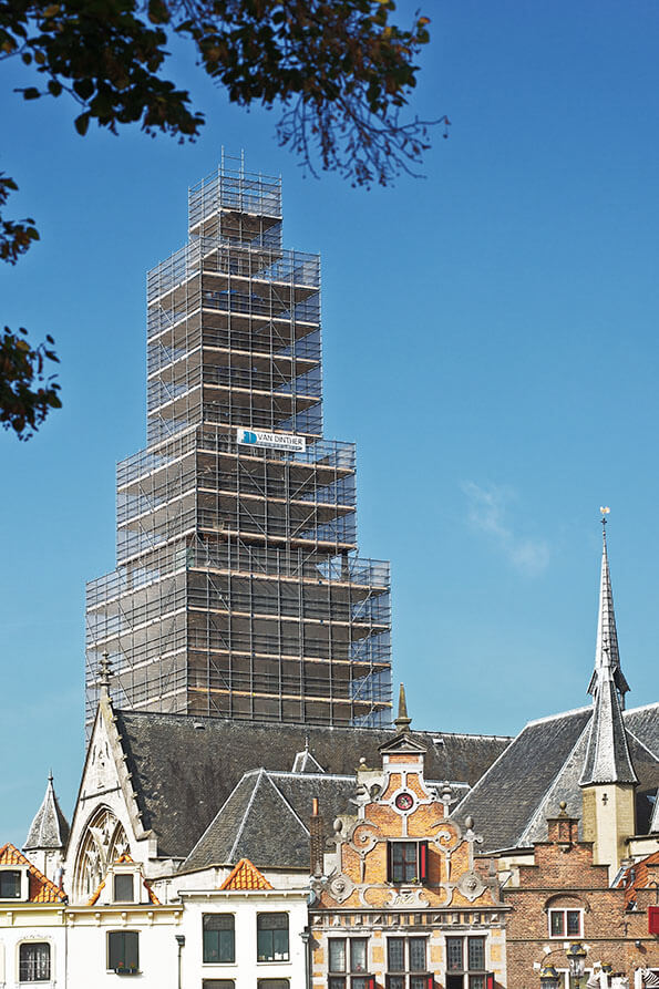 De toren van de Stevenskerk tijdens de restauratiewerkzaamheden