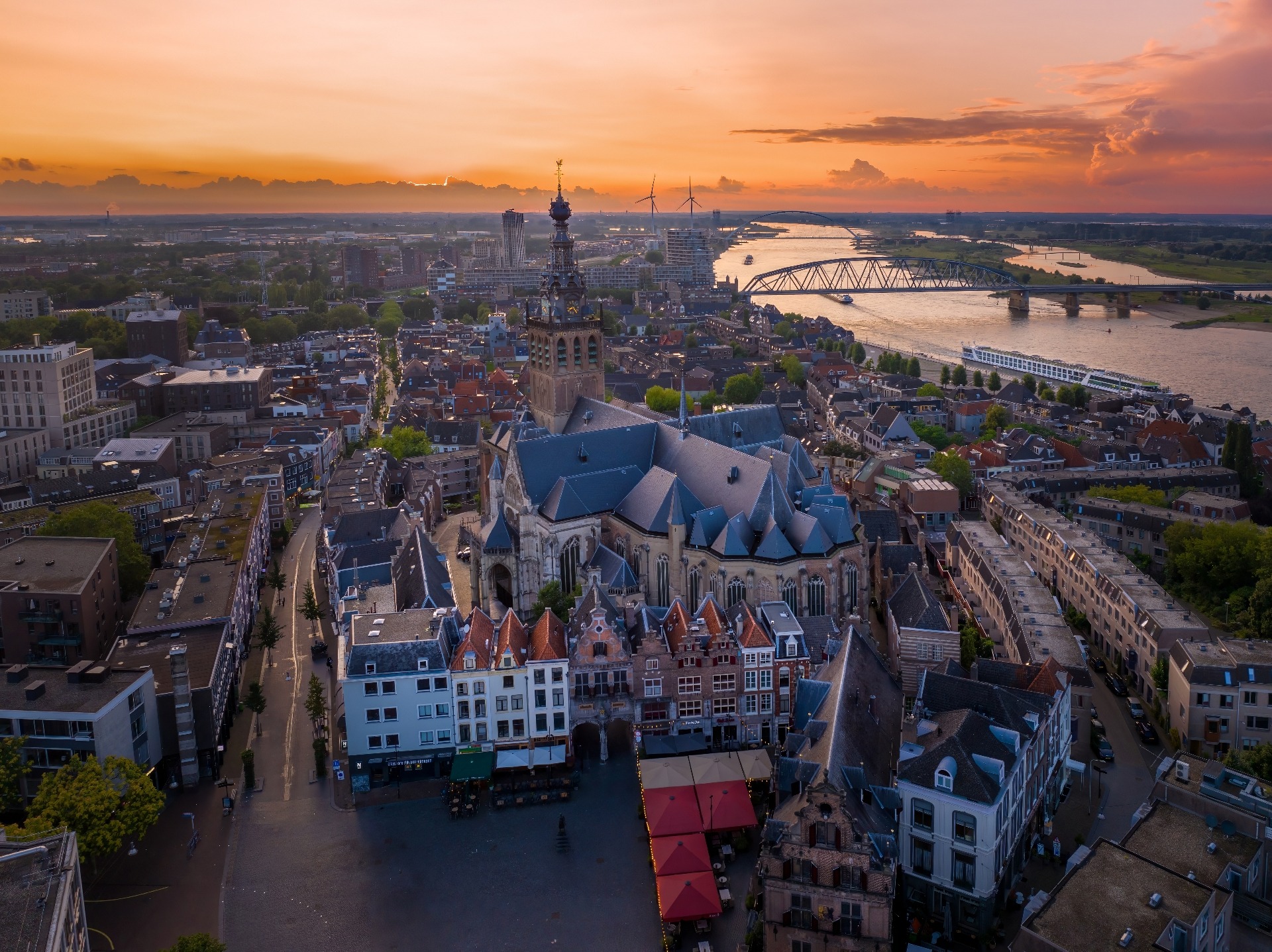 Bovenaanzicht van de Stevenskerk tijdens zonsondergang