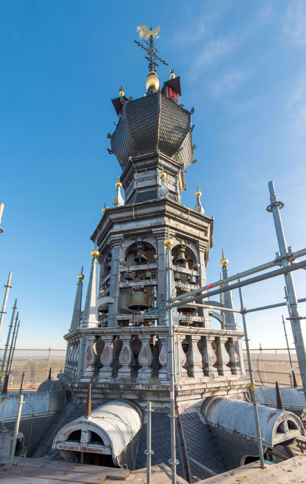 De toren van de Stevenskerk tijdens de restauratiewerkzaamheden. De bovenkant van de toren staat in de stijgers