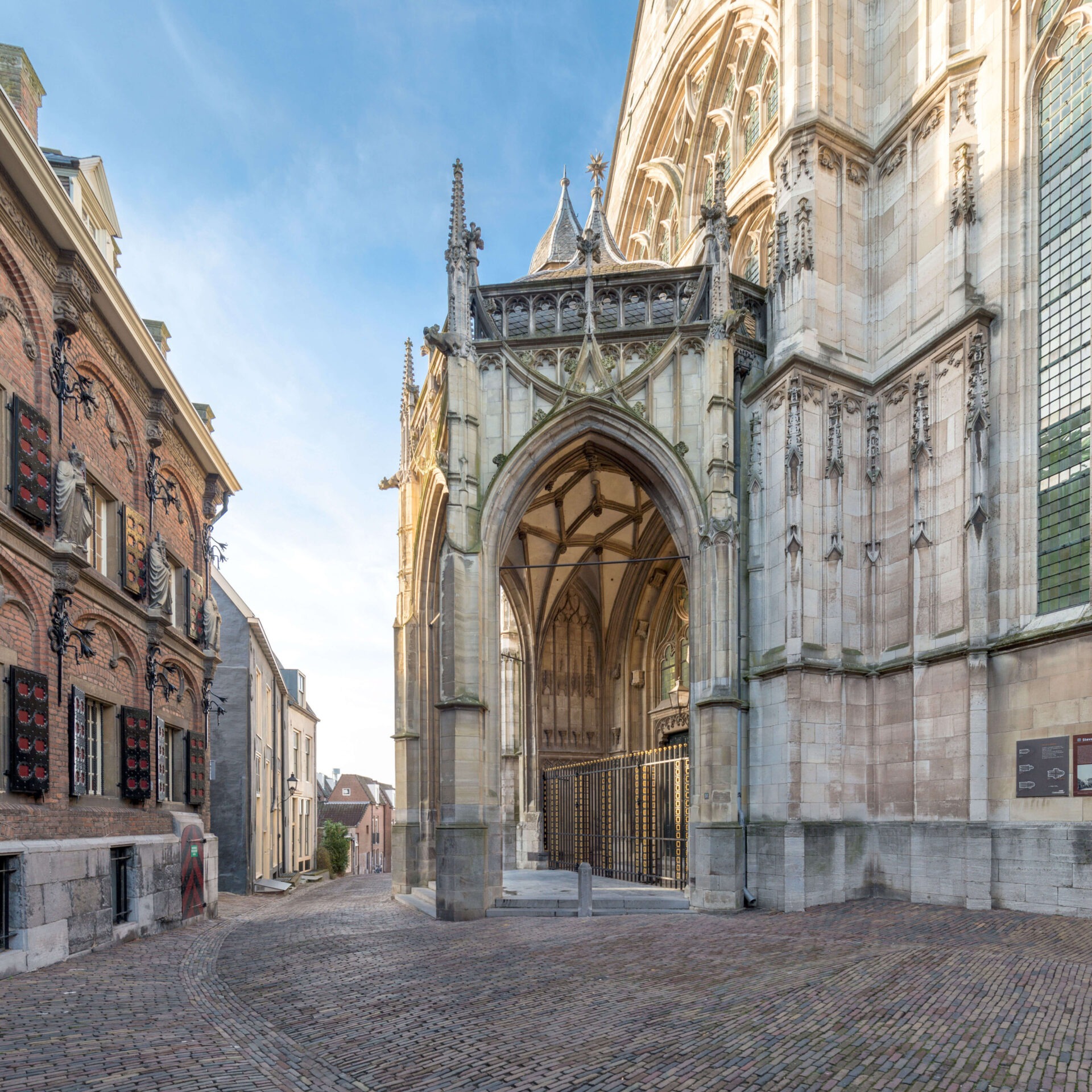 Een zijaanzicht van de entree van de Stevenskerk