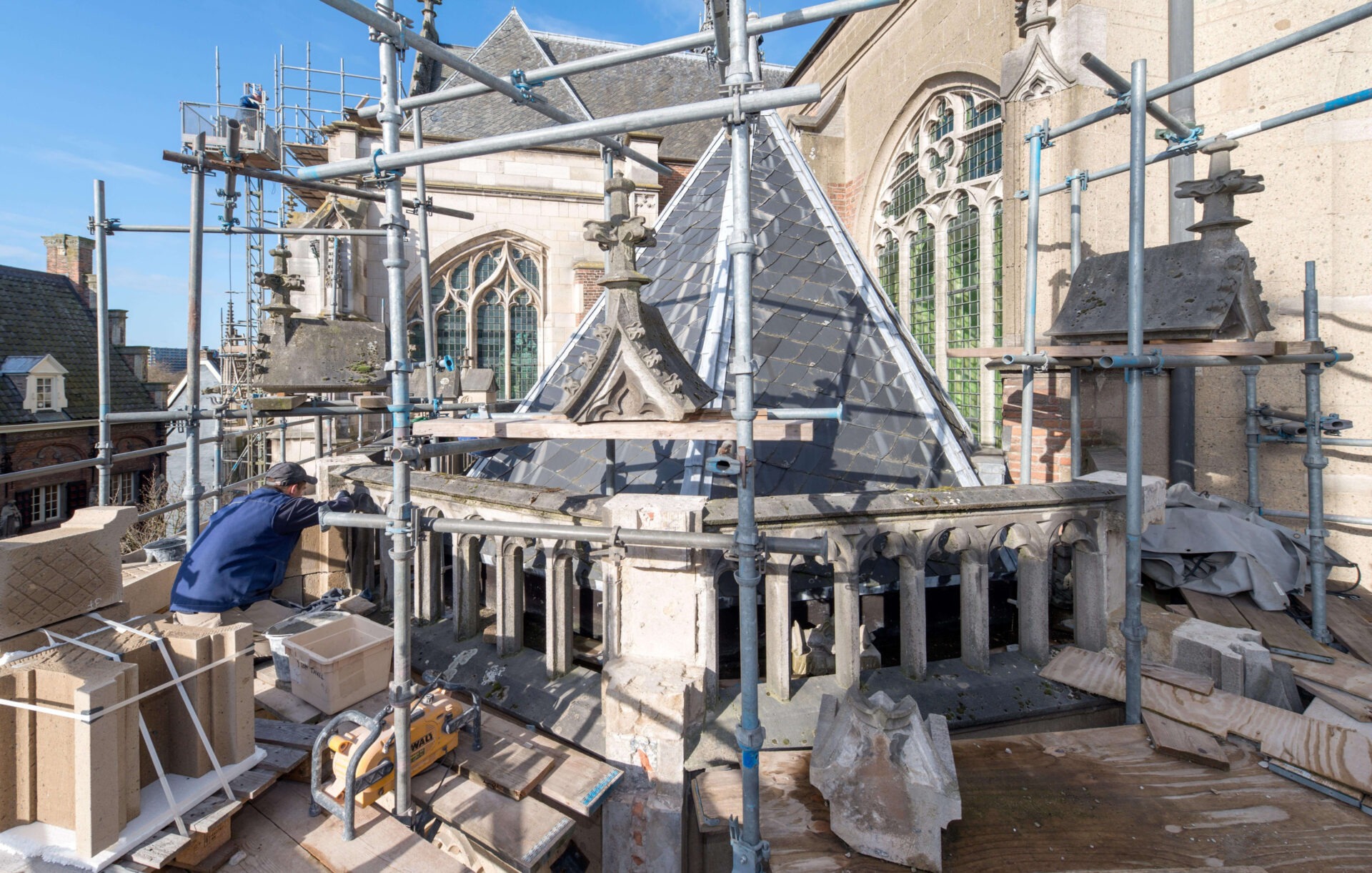 Detailfoto van een van de torentjes van de Stevenskerk. De toren staat in de steigers