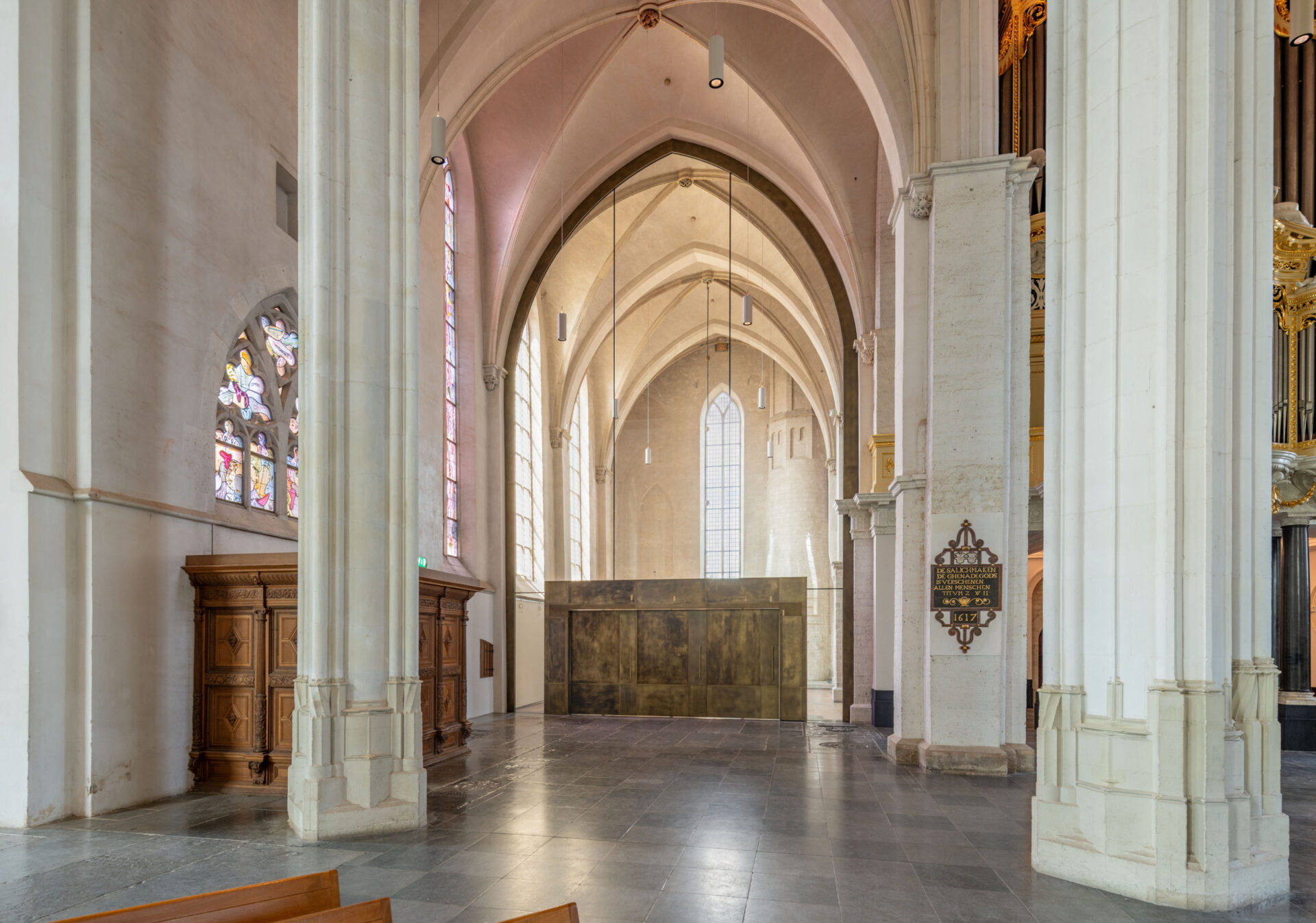 Binnenzijde van de Stevenskerk met op de voorgrond pilaren