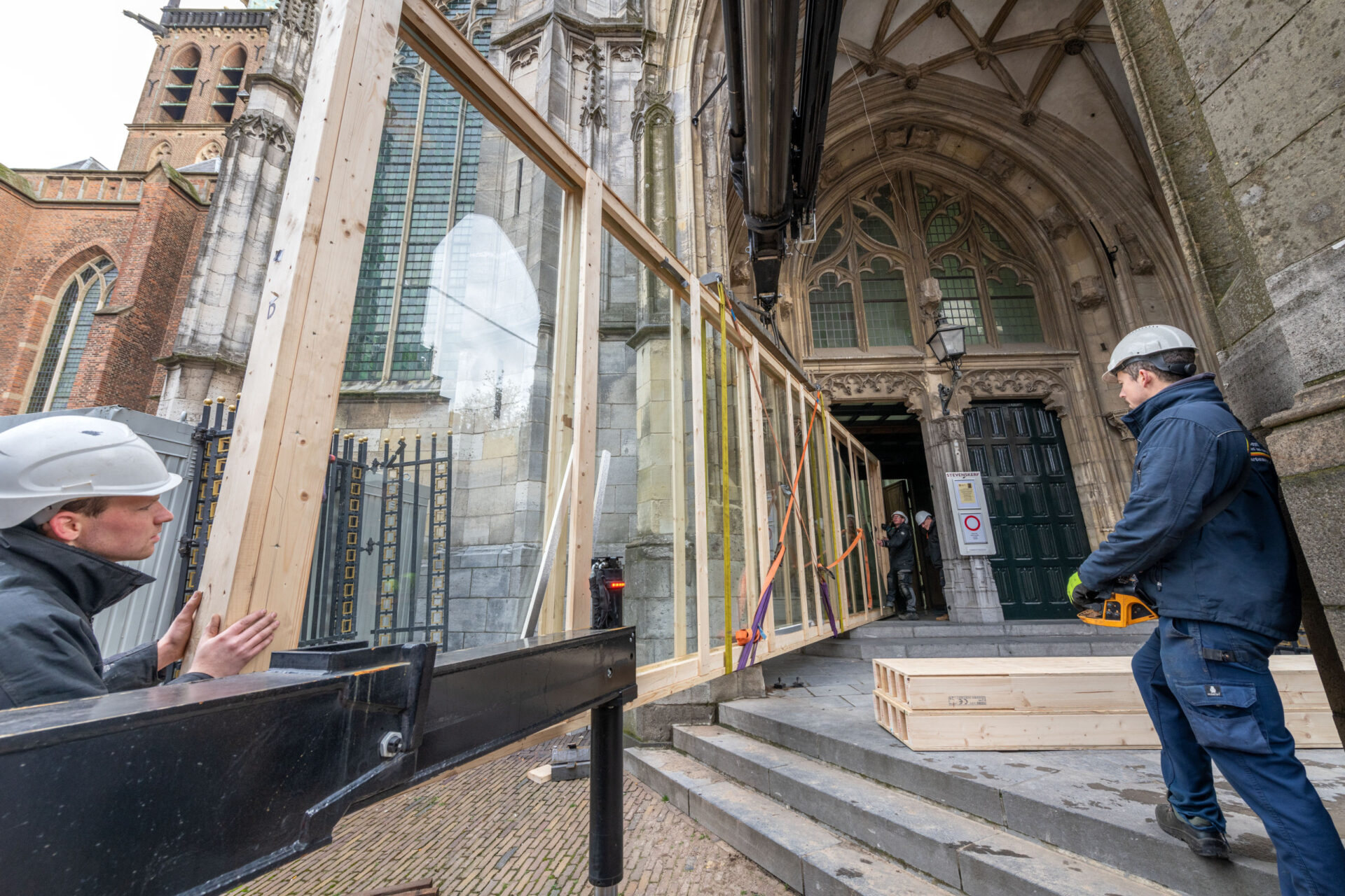 Het binnenbrengen van de glazen scheidingswanden bij de Stevenskerk