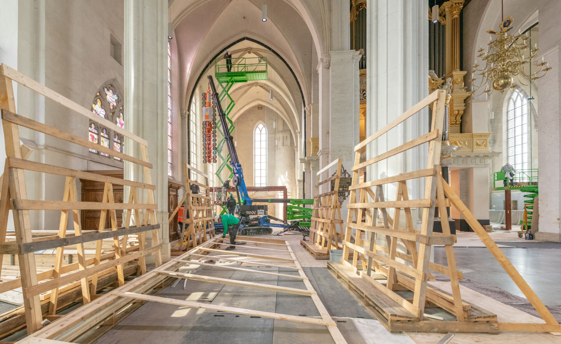Het plaatsen van een van de glazen scheidingswanden hoog in de punten van de Stevenskerk