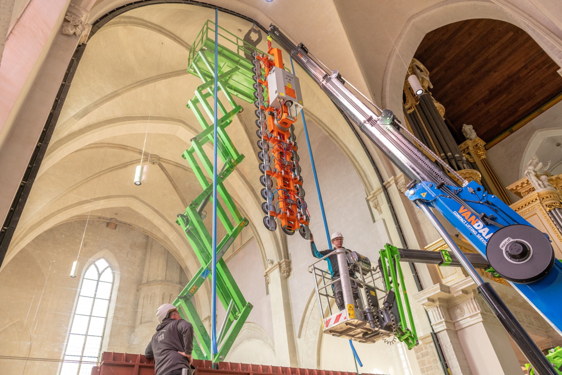 Het plaatsen van de glazen scheidingswanden door middel van een hoogwerker