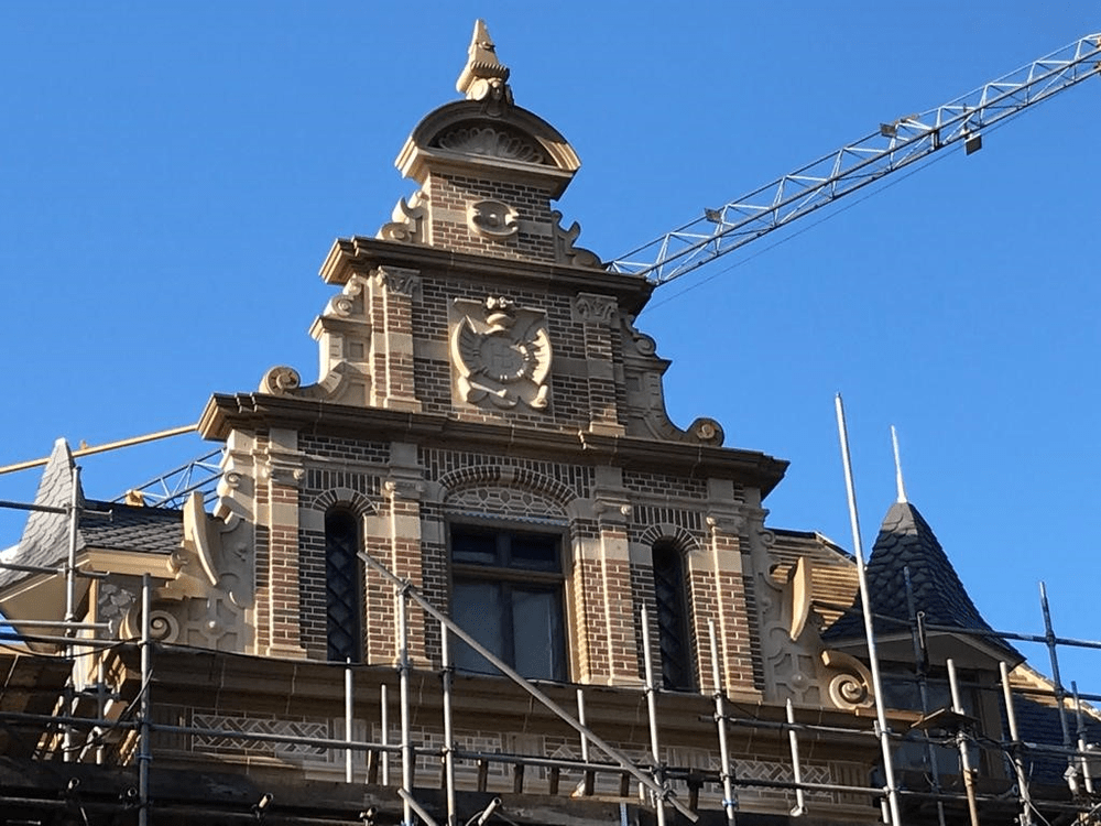 schitterende nieuw gereconstrueerde topgevel Landhuis Zionsburg