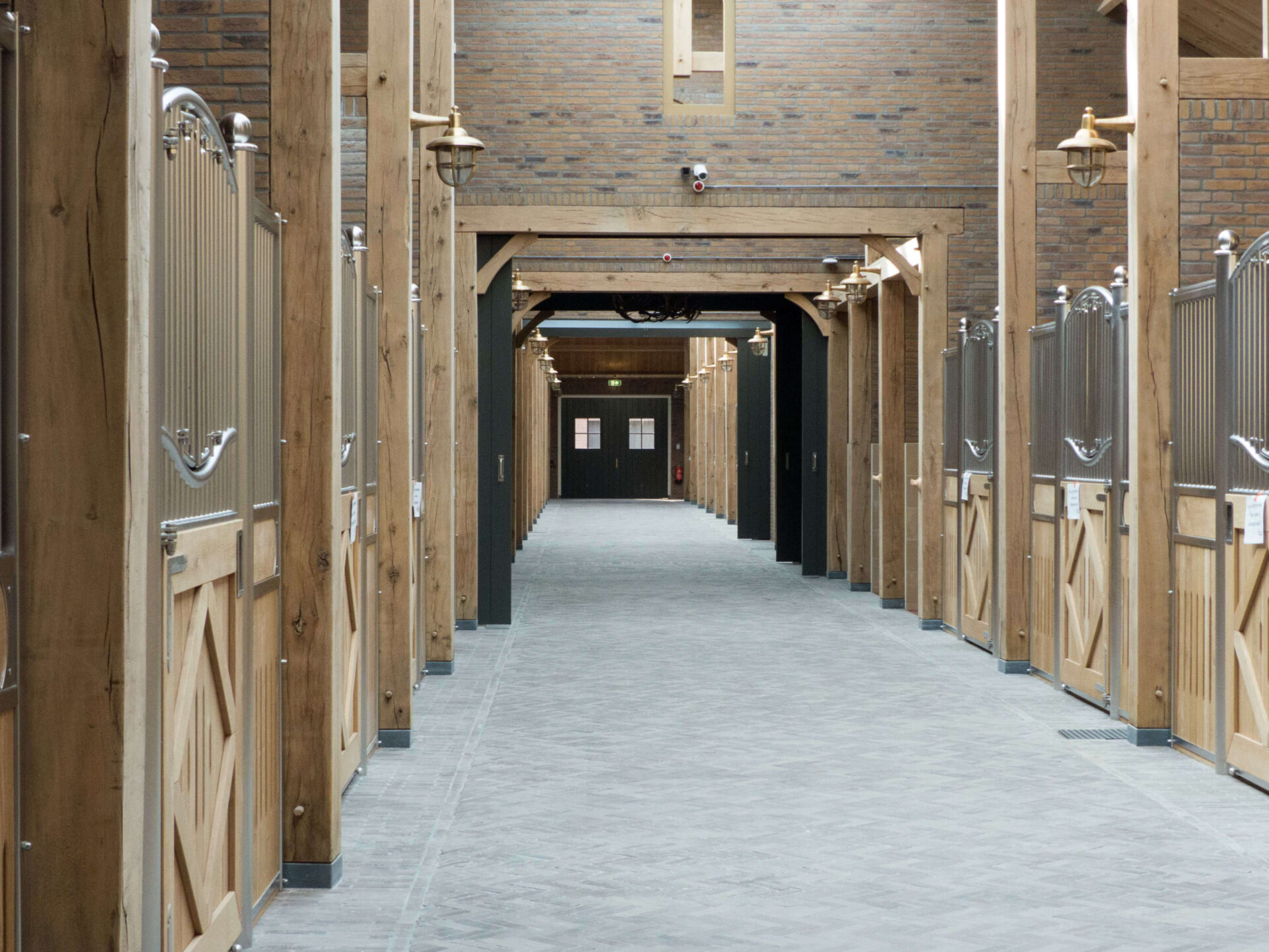 Houten constructie in een paardenstal
