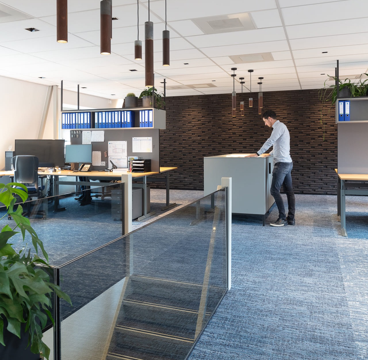 Medewerker bij Van Dinther op kantoor bij een tekentafel