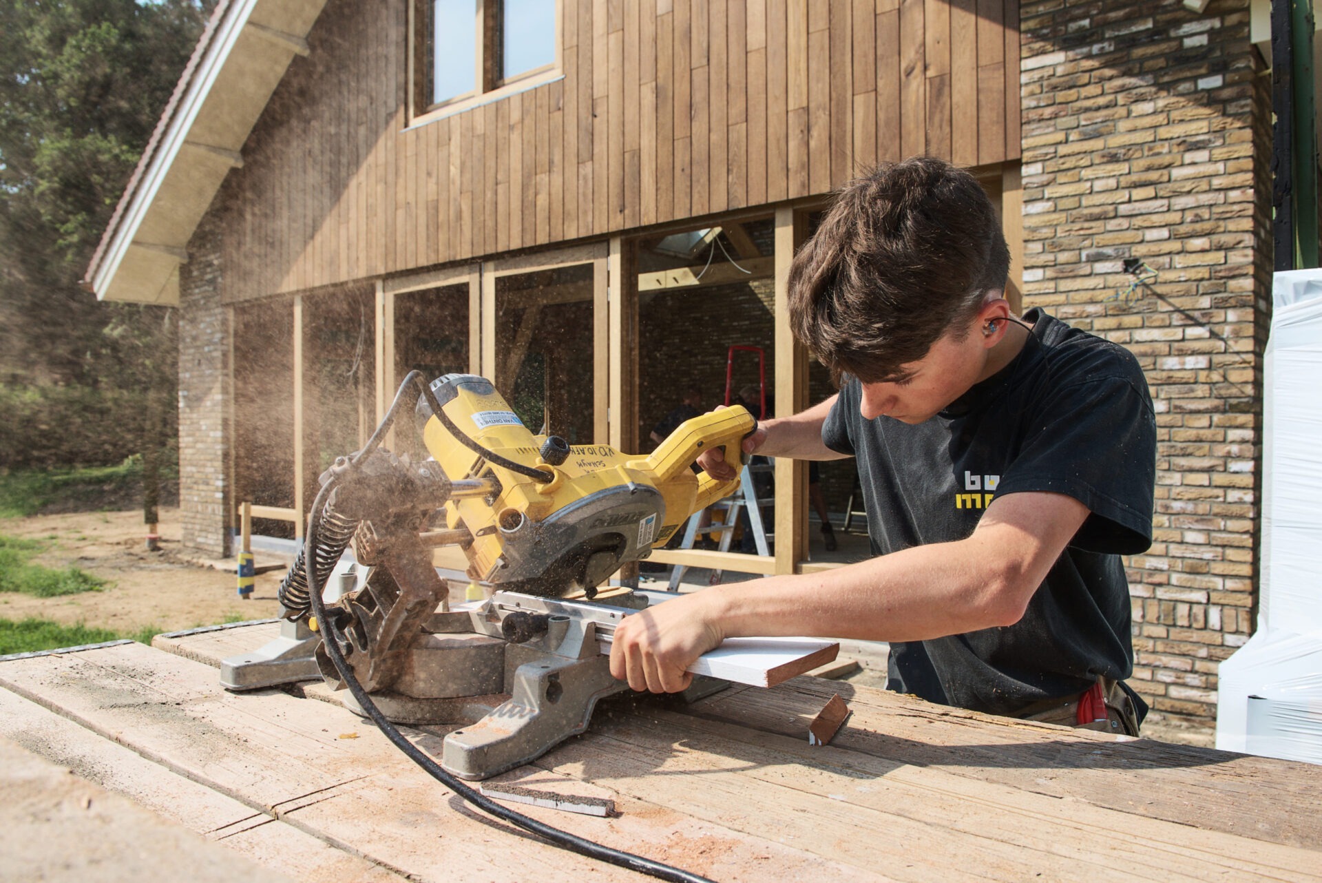 Leerling aan het werk met een zaagmachine